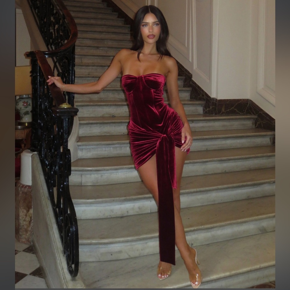 Elegant Velvet Midi Dress in Rich Burgundy